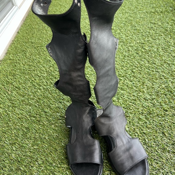 Stuart Weitzman Black Leather Gladiator Backview 7 - Picture 4 of 6